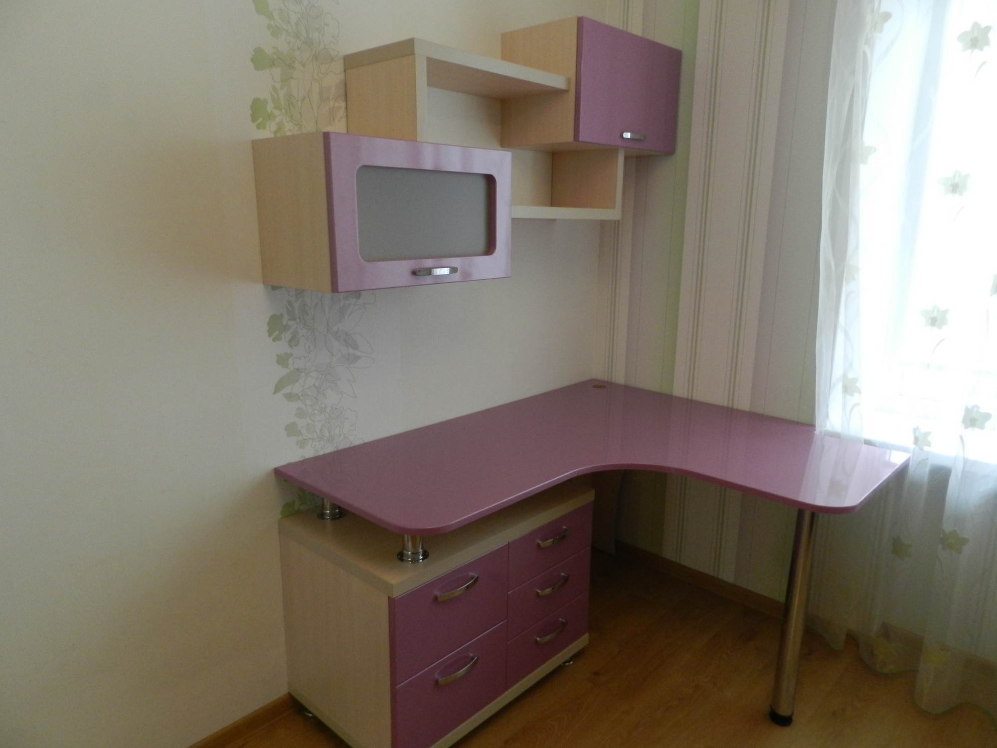 Два стола и шкаф в детской