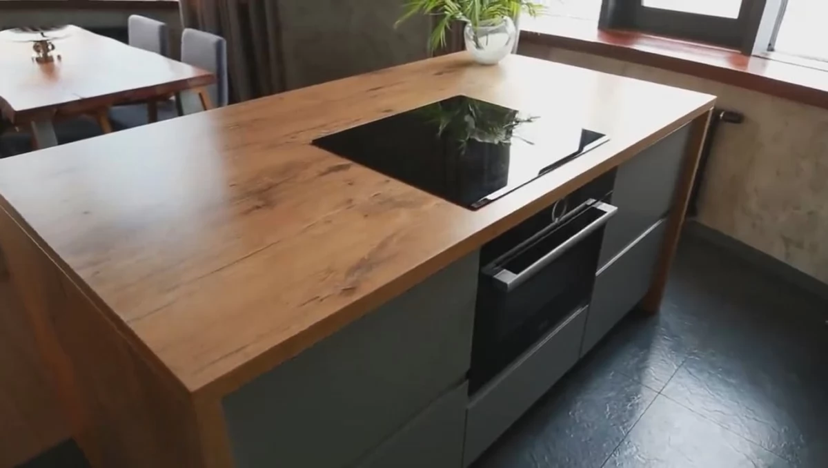 Встроенная кухня без ручек с крашеными фасадами и островом в стиле Loft